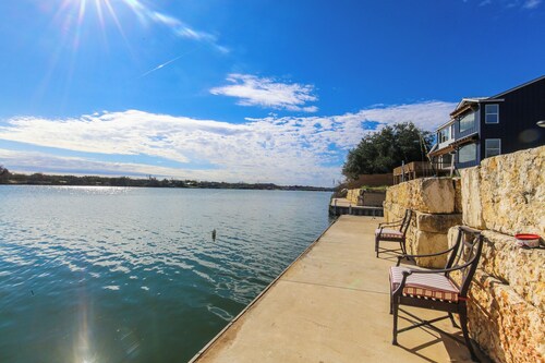 City Escape - Lakefront + 2 Docks + Firepit +Fishing