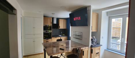 Een koelkast, een microgolfoven, een oven, een kookplaat