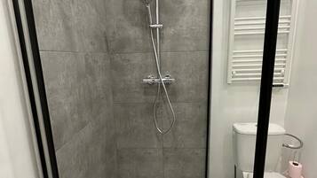 Een haardroger, handdoeken, toiletpapier