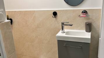 Regadera, secadora de cabello, toallas, jabón