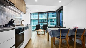 Refrigerador, microondas, horno, placa de cocina