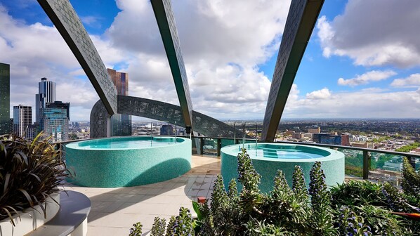 Outdoor spa tub