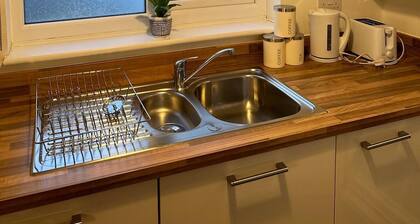 Charming Smart 1-bedroom apartment close to Sheerness beach/ WiFi and parking