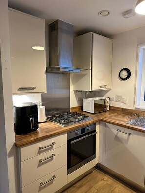 Kjøleskap, mikrobølgeovn, ovn og kokeplater