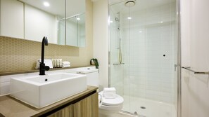 シャワー、ヘアドライヤー、タオル