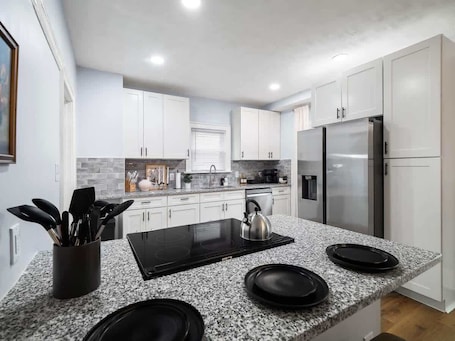 Fridge, microwave, oven, stovetop. Ping Pong - N64 - Sleeps 10 - Walk to Lakewood