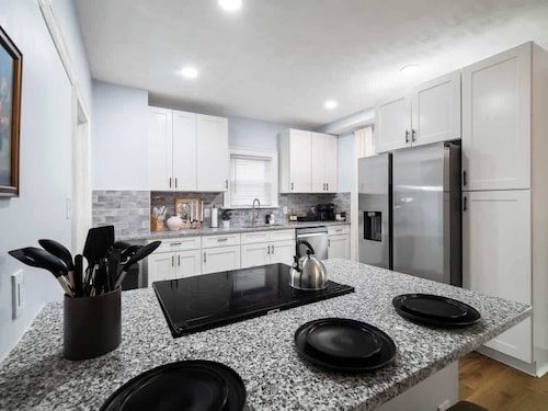 4 Bed 2 Bath Walk to Lakewood Restaurants & Shops