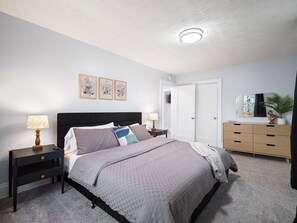 4 chambres, bureau, fer et planche à repasser, lit parapluie