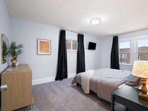 4 bedrooms, desk, iron/ironing board, travel cot - 4 Bed 2 Bath Walk to Lakewood Restaurants & Shops (Lakewood)