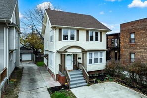 Exterior - 4 Bed 2 Bath Walk to Lakewood Restaurants & Shops (Lakewood)