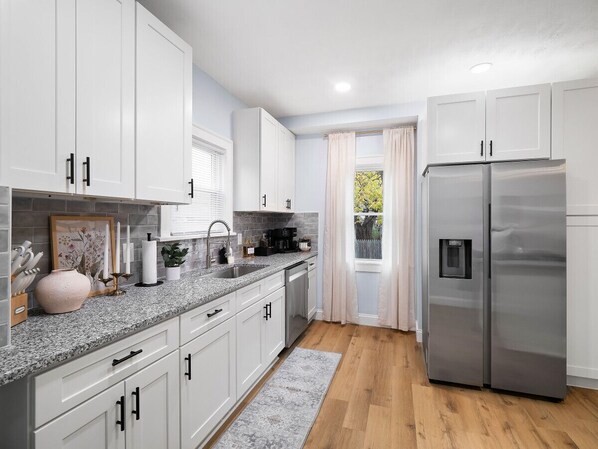 Køleskab, mikrobølgeovn, ovn, kogeplade