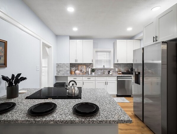 Réfrigérateur, micro-ondes, four, plaque de cuisson