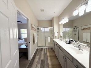 تجهيزات دش، مجففات شعر، مناشف، صابون