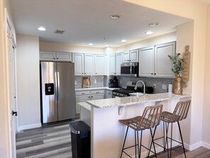 Geladeira, micro-ondas, fogão, cooktop