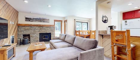 TV, fireplace