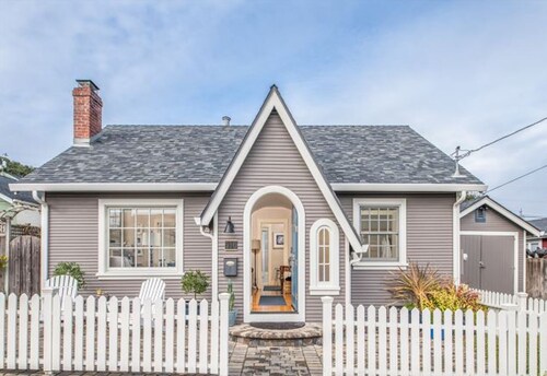 Peaceful, Updated Cottage. Walk to Town & Beach.