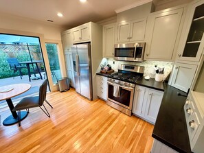 冷蔵庫、電子レンジ、オーブン、コンロ