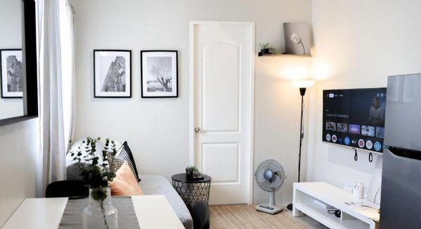 Living area - Cozy 1-bed unit near SRP Talisay Cebu (Talisay)