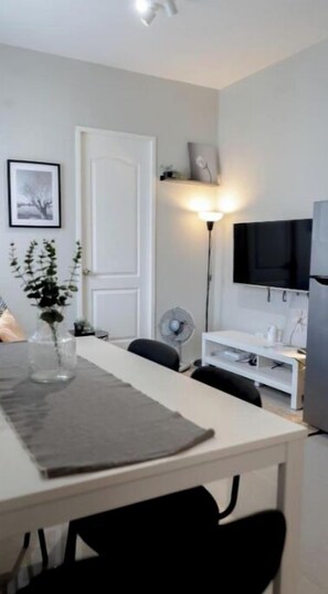 Dining - Cozy 1-bed unit near SRP Talisay Cebu (Talisay)