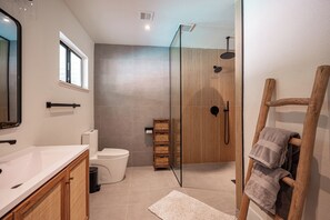 Een douche, een haardroger, handdoeken, zeep