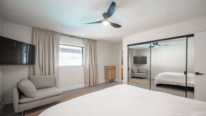 A modern bedroom with a large bed, a sofa, a TV, and a ceiling fan. - Charming 3-bedroom house with WiFi and AC in wonderful Las Vegas (Las Vegas)