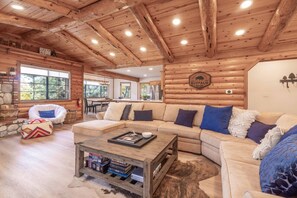 Smart-tv, een open haard en boeken