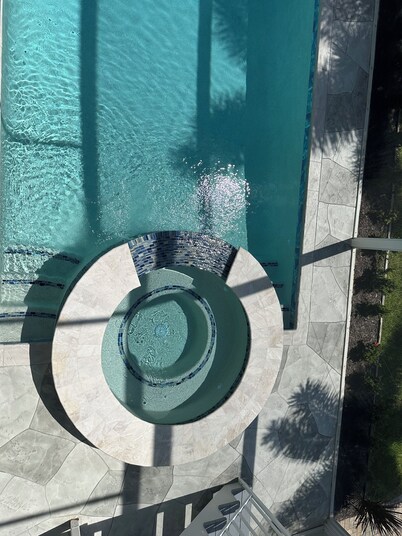 Beautiful 4-bedroom house in Marco Island with WiFi with southern pool exposure