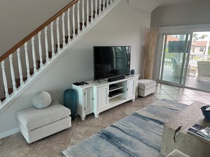 Smart-TV, DVD-spiller, bøker og PC-skjermer