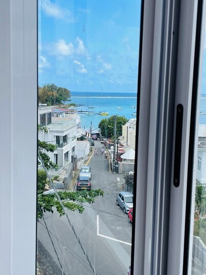 Beachfront Bliss: Stunning Sea View Apartment