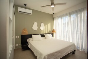 Espacio para trabajar con laptop y wifi gratis 