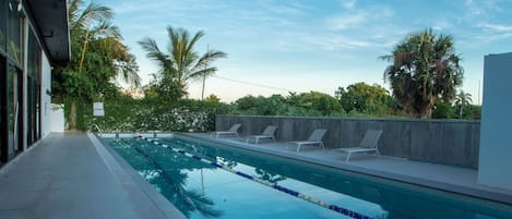 Una piscina al aire libre