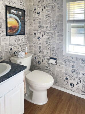 Haartrockner, Handtücher, Seife, Toilettenpapier