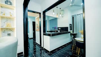 Ducha, secador de pelo, bidé y toallas