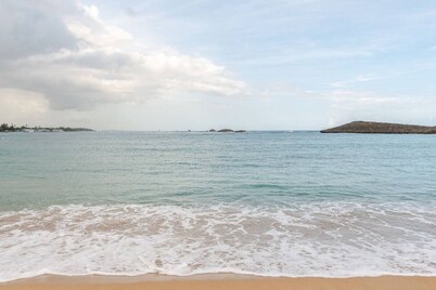 Charming 2-bedroom house in Vega Baja with WiFi and AC, Right Near the Beach