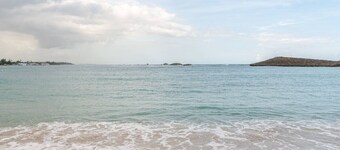 Charming 2-bedroom house in Vega Baja with WiFi and AC, Right Near the Beach