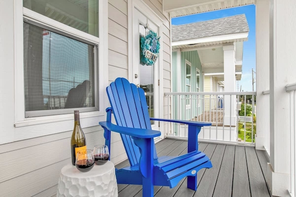 Enjoy the private master balcony with views of the Blue Angels, baseball stadium fireworks, or stunning sunsets—your perfect spot to relax and take in the sights.