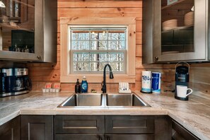 Mikrobølgeovn, ovn, kokeplater og oppvaskmaskin