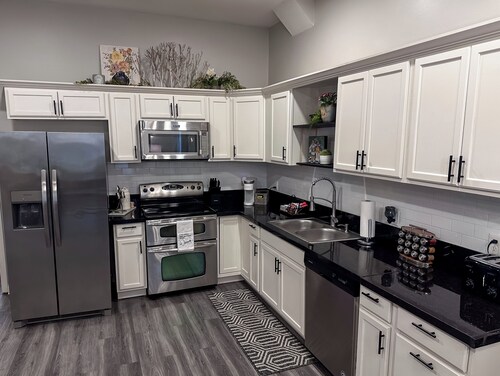 Blue House - Cozy 3 Bedroom, King Bed, Rotary Park