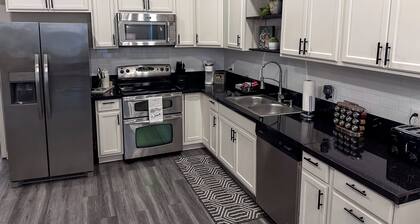 Blue House - Cozy 3 Bedroom, King Bed, Rotary Park