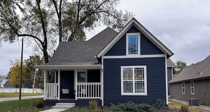 Blue House - Cozy 3 Bedroom, King Bed, Rotary Park