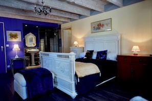 6 bedrooms, desk, iron/ironing board, travel crib