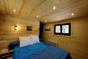 6 chambres, bureau, fer et planche à repasser, lit parapluie