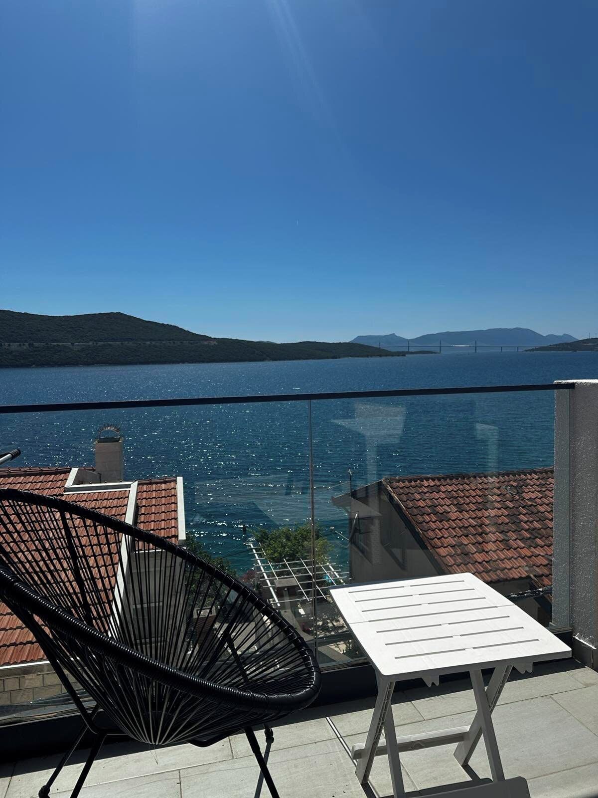 Deluxe-huoneisto, merinäköala | Terassi/patio