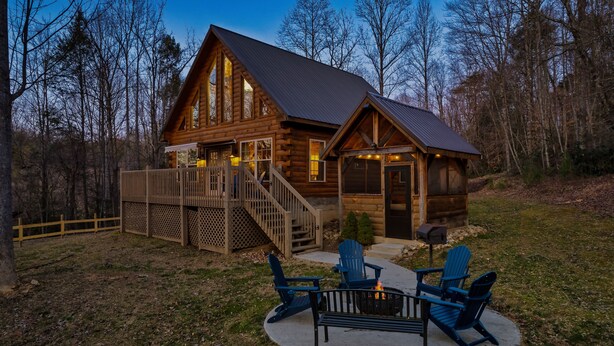 A log cabin with a deck, outdoor seating, and a fire pit. - Log Cabin Amazing Location - Private - Cozy 3-bedroom Sleeps 8 - Hot Tub (Sevierville)