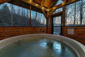 Interior - Log Cabin Amazing Location - Private - Cozy 3-bedroom Sleeps 8 - Hot Tub (Sevierville)