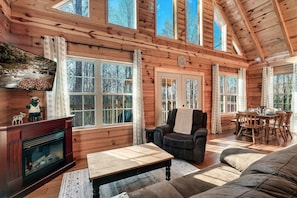 Smart TV, fireplace - Log Cabin Amazing Location - Private - Cozy 3-bedroom Sleeps 8 - Hot Tub (Sevierville)