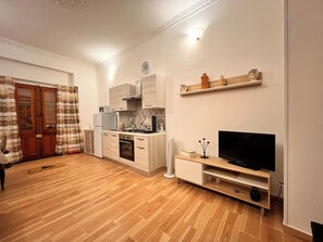 Réfrigérateur, micro-ondes, four, plaque de cuisson