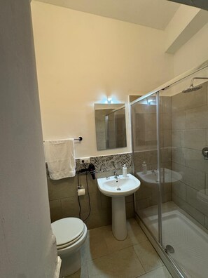 淋浴設備、風筒、坐浴桶、提供毛巾