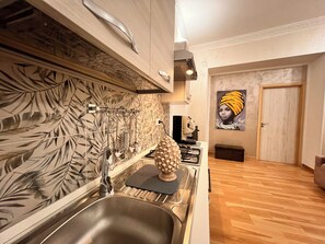 Kühlschrank, Mikrowelle, Ofen, Herdplatte