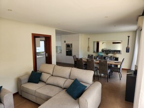 Téléviseur connecté, jeux vidéo, table de baby-foot, table de ping-pong